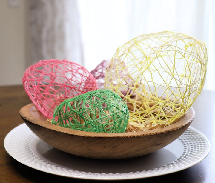14 maneras ms lindas de decorar tu espacio para la pascua, Huevos de Pascua de cuerda