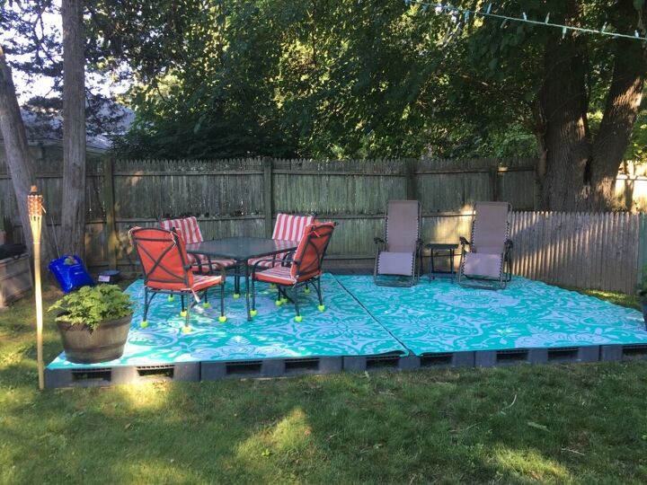 16 mejoras en el patio que hacen que echemos de menos el verano, Patio de los inquilinos Patio de paletas de pl stico