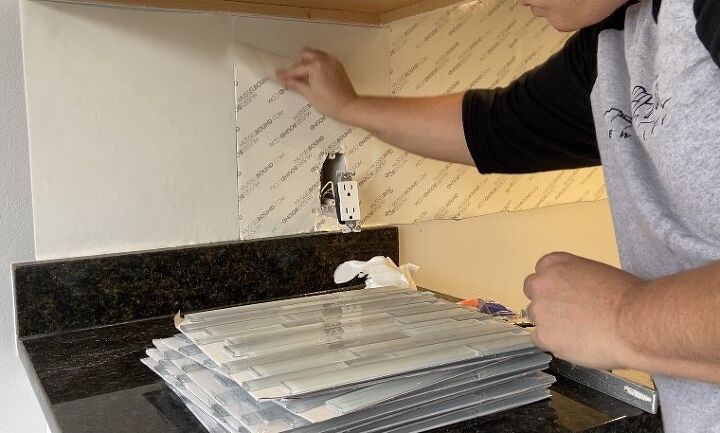 instalao de ladrilhos para backsplash de cozinha usando tapete adesivo de ladrilhos