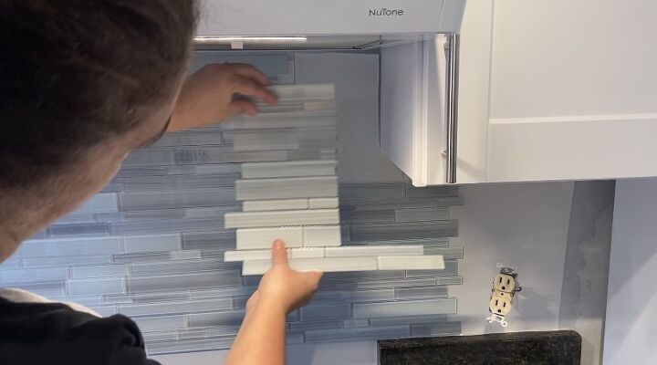 instalacin de azulejos para el salpicadero de la cocina utilizando una estera