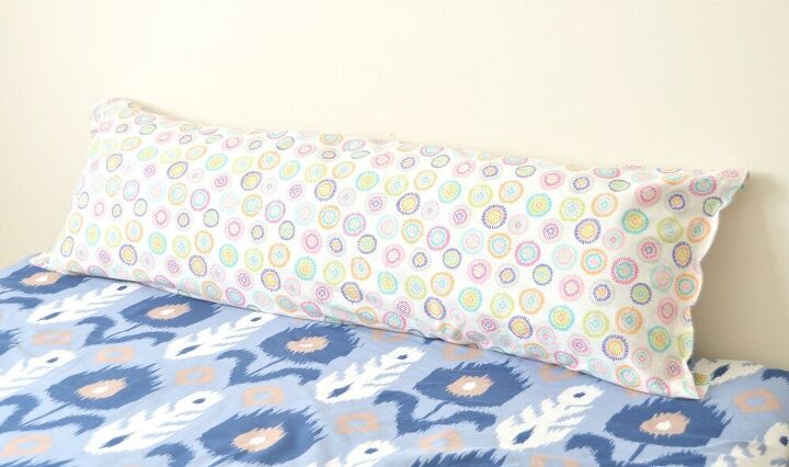 15 maneras de hacer que tu cama parezca sper cmoda, Almohada para el cuerpo a partir de dos almohadas grandes