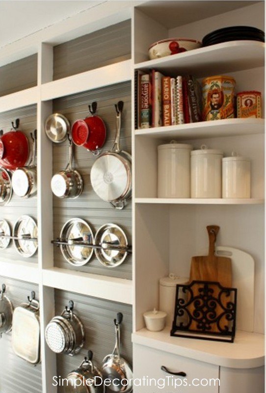20 ideas inteligentes para la cocina que marcan la diferencia, Estante para ollas montado en la pared