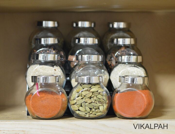 20 ideias de cozinha inteligente que fazem a diferena, Organizador de especiarias em camadas com caixas de cereais