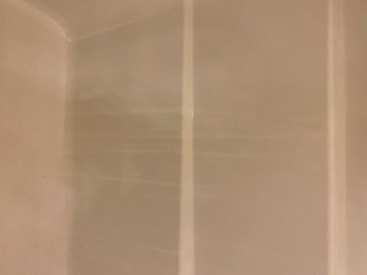 q how can i get streaks out of my bathtu