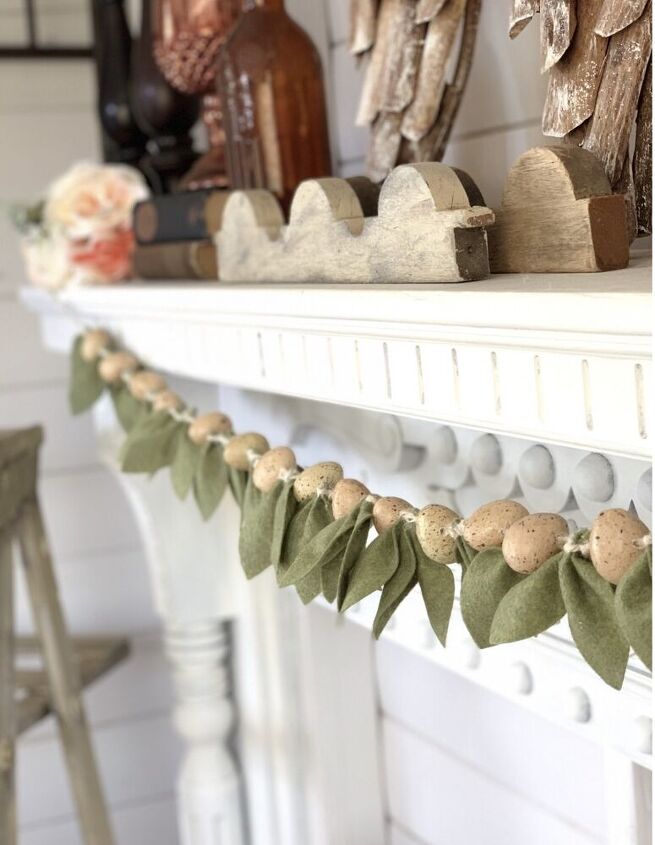 15 formas sorprendentes de decorar la chimenea este mes, Guirnalda de hojas de fieltro DIY