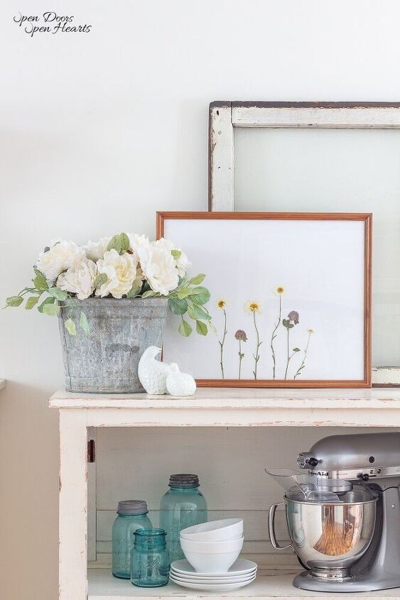 15 maneiras surpreendentes de decorar a lareira este ms, Arte de flor pressionada Linda decora o com toque vintage