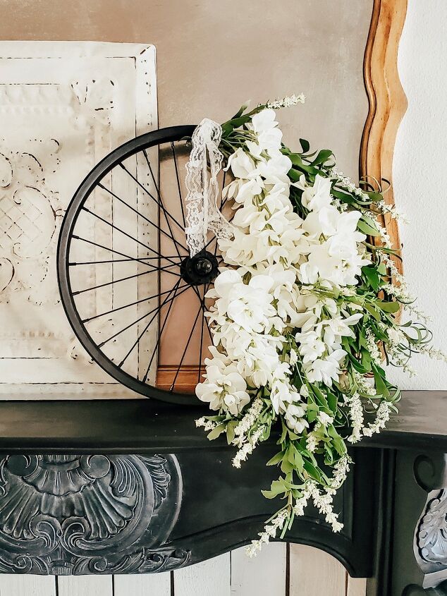 15 formas sorprendentes de decorar la chimenea este mes, Guirnalda de ruedas de bicicleta de bricolaje