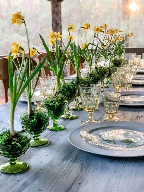 centro de mesa de primavera bulbos de narciso en flor en vasos de epoca