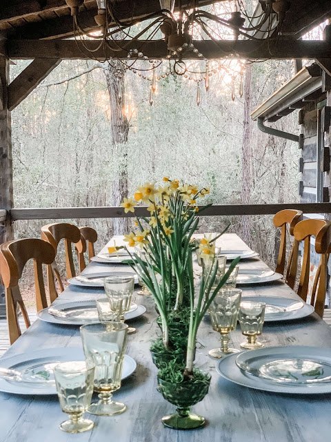 centro de mesa de primavera bulbos de narciso en flor en vasos de poca
