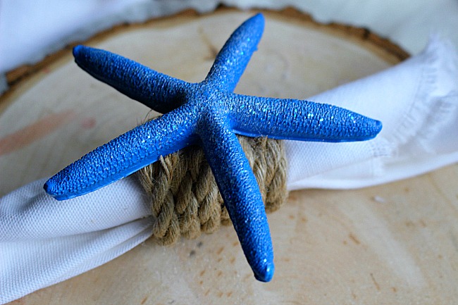 16 elegantes servilleteros que embellecern su mesa este mes, DIY servilleteros costeros con estrellas de mar