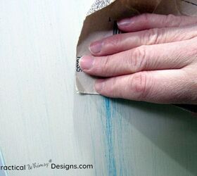 cmo pintar los muebles con colores sutiles, Tablero envejecido a mano con papel de lija
