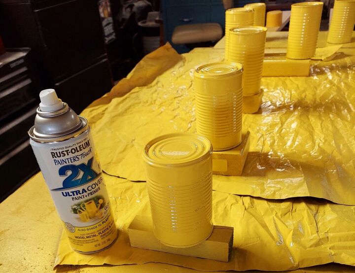 inspirado por las abejas, Pinta la lata de amarillo con spray