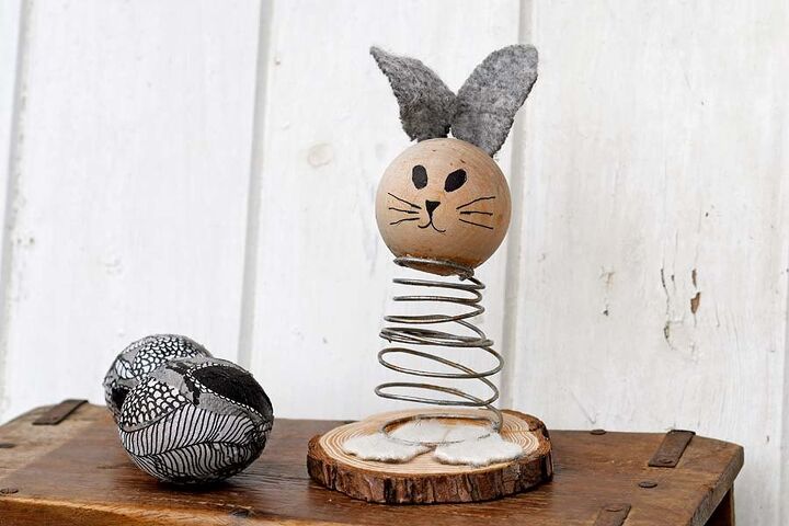 20 idias de decorao de coelhos incrivelmente fofos, Coelho de mola de sucata reciclada