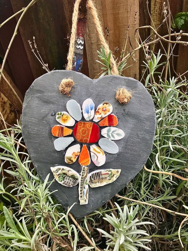 cmo hacer un corazn de arte de patio de china vieja y pizarra, Mosaico de flores de jard n