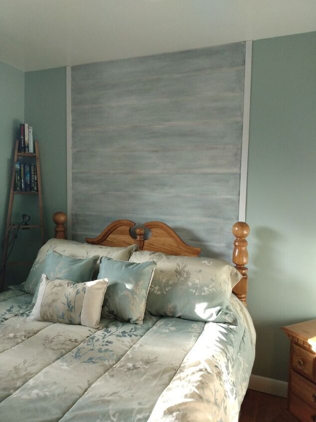 16 maneras de convertir tu dormitorio en un refugio acogedor, Dar una nueva vida al viejo papel pintado