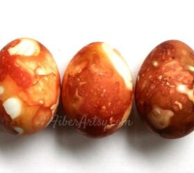  Ovos de Páscoa marmoreados feitos com corante natural de casca de cebola