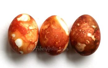 Huevos de Pascua jaspeados hechos con tinte natural de cáscara de cebolla