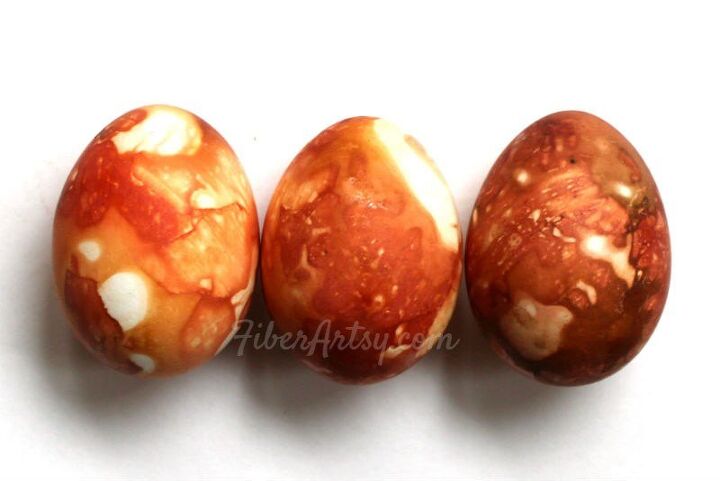 huevos de pascua jaspeados hechos con tinte natural de cascara de cebolla