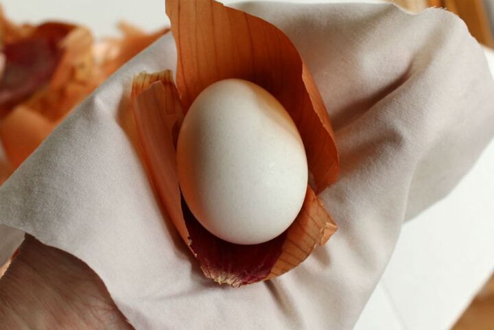 ovos de pscoa marmoreados feitos com corante natural de casca de cebola, Coloque o ovo sobre as cascas de cebola