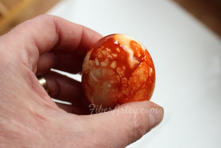 huevos de pascua jaspeados hechos con tinte natural de cscara de cebolla