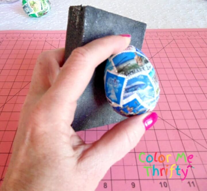decoupage de huevos de pascua de plstico con sellos postales