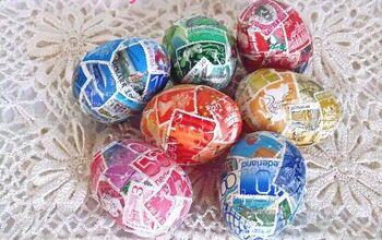 Decoupage de huevos de Pascua de plástico con sellos postales