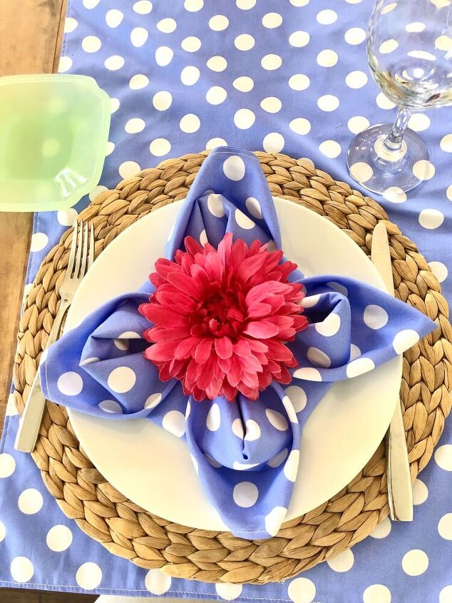 mesa de pscoa com guardanapos dobrados com flores