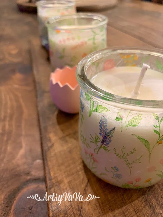 velas de primavera com potes de iogurte