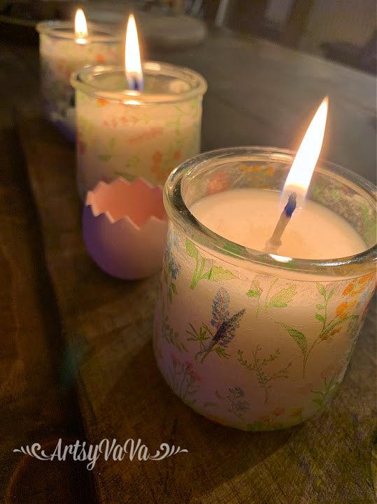 velas de primavera com potes de iogurte