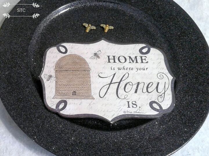 cartaz de abelha e espeto de primavera feito com itens de segunda mo, Cartaz com placa de abelha