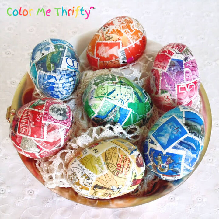 las 15 mejores ideas de huevos de pascua que la gente ha salvado este mes, Decoupage de huevos de Pascua de pl stico con sellos postales