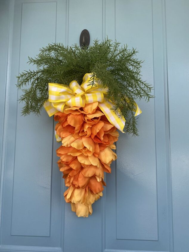 as formas mais bonitas de decorar a varanda na pscoa, guirlanda floral de cenoura