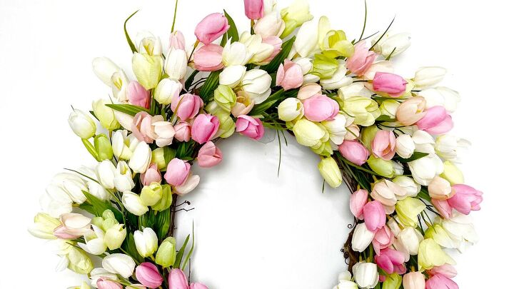 las formas ms bonitas de decorar el porche en semana santa, Corona de tulipanes de primavera