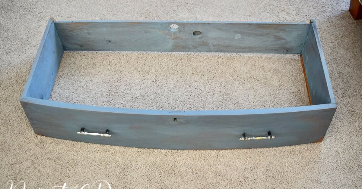 Cómo convertir un cajón roto en una bonita estantería | Hometalk