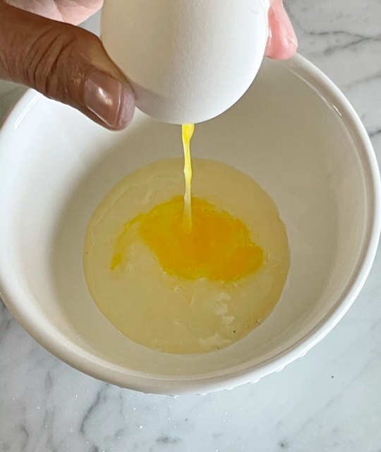como estourar um ovo