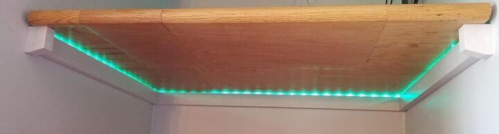 una estantera led genial que cualquiera puede hacer, La tira de luces LED viene con un mando a distancia que te permite cambiar el color y los efectos si te gusta ese tipo de cosas