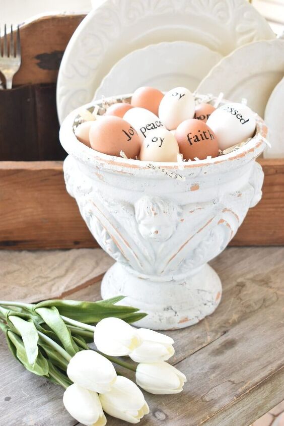 coloque cartes com ovos estampados para uma mesa de primavera
