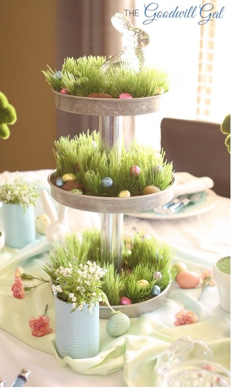 10 ideas de decoracin para la mesa de pascua que impresionarn a tu familia y amigos, Centro de mesa de Pascua con un soporte de tres niveles