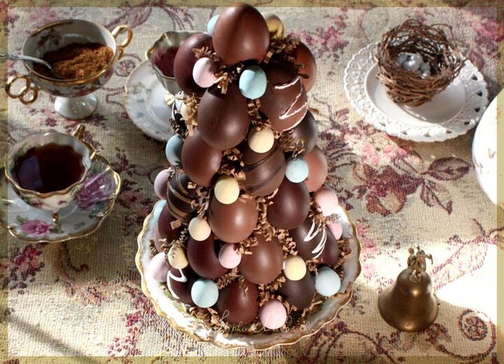 10 ideas de decoracin para la mesa de pascua que impresionarn a tu familia y amigos, Centro de Dulces de Pascua Huevos de imitaci n de chocolate y pastel