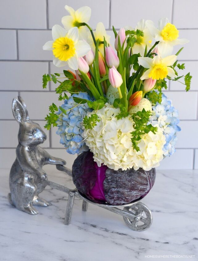 10 ideias de decorao de mesa de pscoa que vo impressionar sua famlia e amigos, Arranjo de repolhos floridos para a primavera ou a P scoa