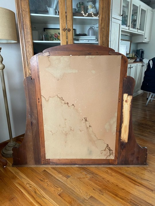 estante de la chimenea reciclado hecho de un espejo de tocador