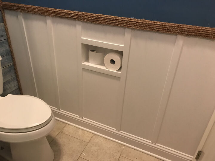 15 maneiras criativas de armazenar seus rolos de papel higinico estoque, Meu primeiro projeto solo Blah to Beachy Guest Bathroom continua