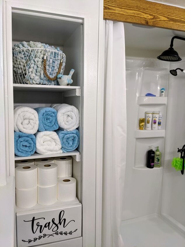 15 maneiras criativas de armazenar seus rolos de papel higinico estoque, Renovar Banheiro Chuveiro Armazenamento e Lixeira