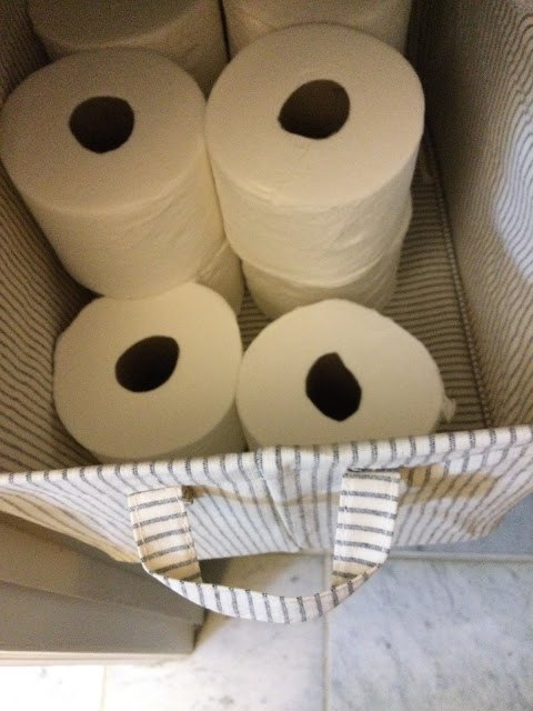 15 maneiras criativas de armazenar seus rolos de papel higinico estoque, Como organizar o arm rio do banheiro