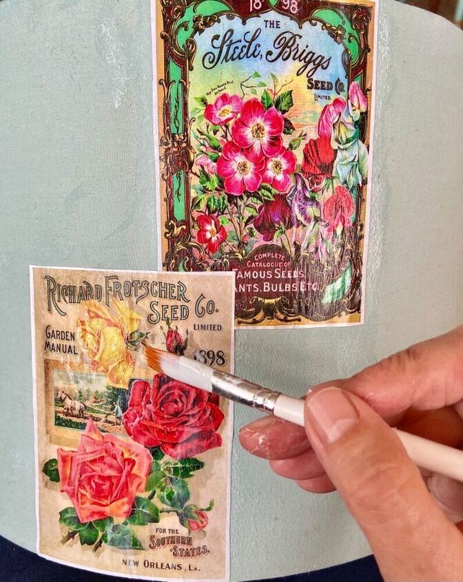 como transformar seus abajures com uma reforma floral vintage, Cubra o papel com pva