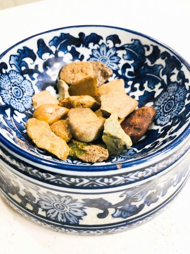 jardn de suculentas diy dog bowl, Estas rocas se parecen un poco a la comida para perros Qu apropiado
