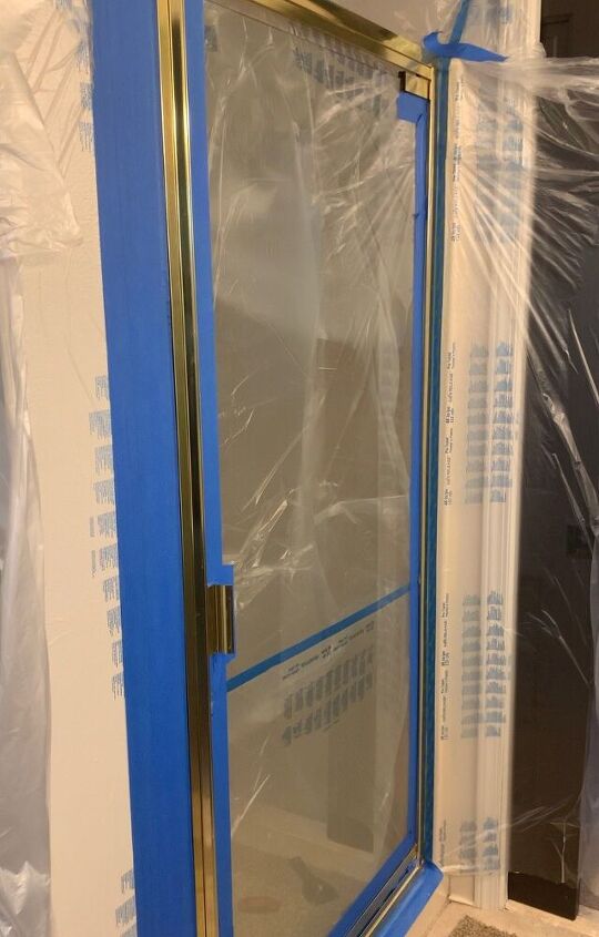 porta do chuveiro pintada com spray