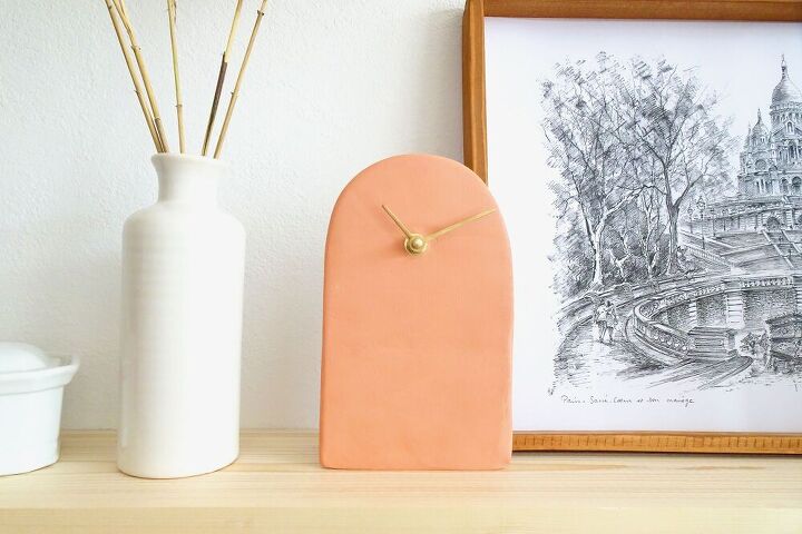 25 ideas de decoracin que harn que tu saln sea digno de una revista, Reloj de terracota para la chimenea hecho a mano con arcilla de secado al aire