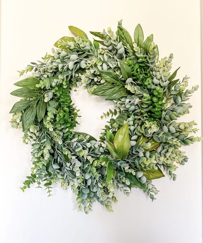 s 25 decor ideas that ll make your living room look magazine worthy, This pretty leafy seasonal wreath