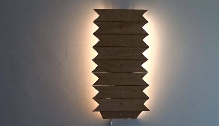15 ideias criativas para fazer sua casa brilhar com luzes led, L mpada DIY de ripas de madeira da cama
